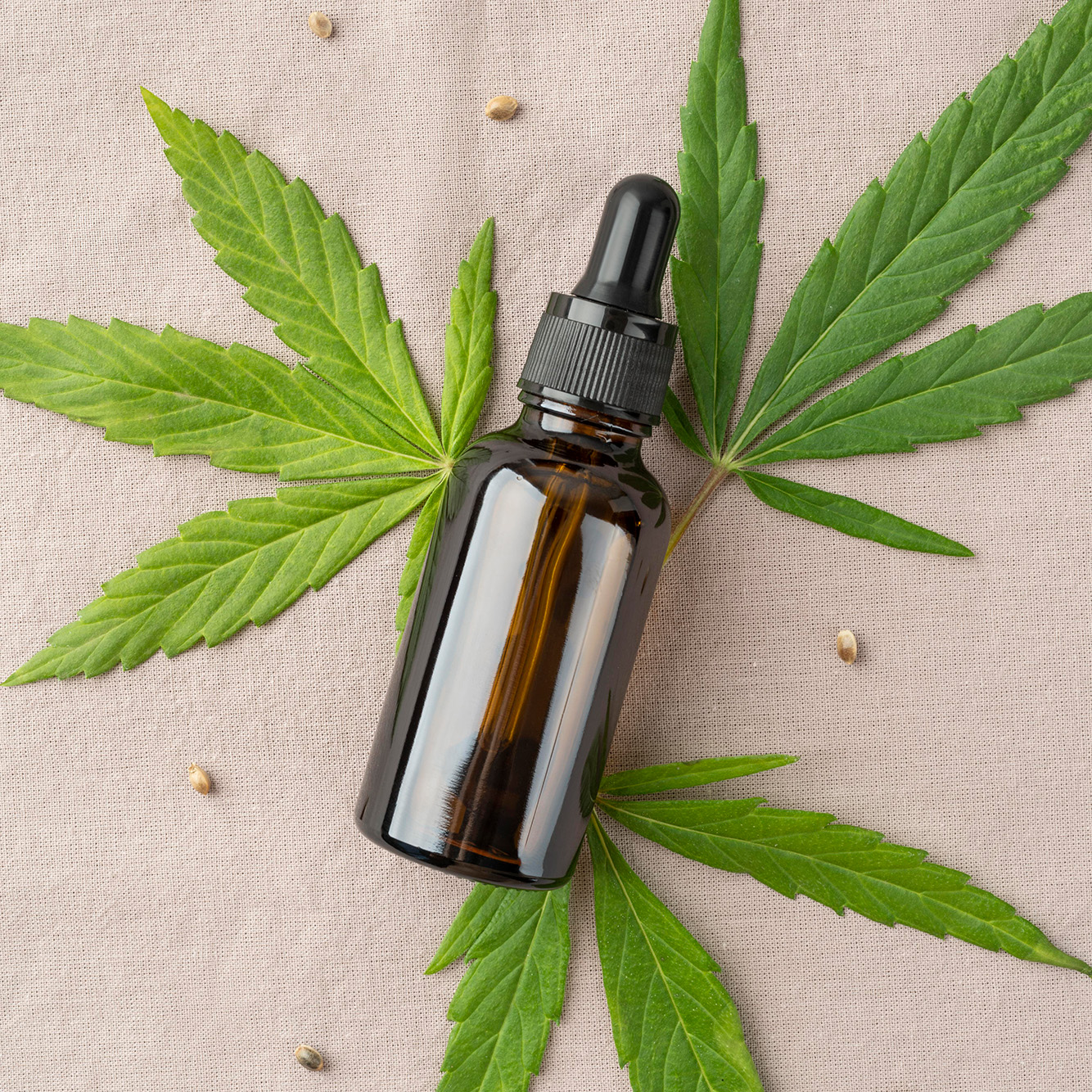 Frascos de óleo CBD Santa Planta Uruguay com diferentes concentrações em composição premium